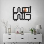 لوحة أكريلك سوداء بنقشة عصرية تحمل عبارة "أمي جنتي" تضفي لمسة فنية على الجدران.