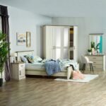 مرآة جدارية إيليت بتصميم عصري، إطار خشبي بلون فاتح، تعكس الضوء وتضفي لمسة جمالية على المساحة.