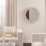 مرآة جدارية دائرية بتصميم عصري، إطار من الخشب بلون فاتح يضيف لمسة أنيقة للمساحة.