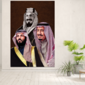 لوحة تراثية تضم ثلاث شخصيات سعودية بارزة بتفاصيل دقيقة وألوان غنية، مصنوعة من مواد عالية الجودة.