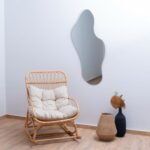 مرآة جدارية بتصميم عضوي، لون فضي، مصنوعة من الزجاج، تضيف لمسة عصرية للمساحات الداخلية.