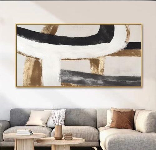 لوحة تجريدي بألوان مختلفة من الأسود، الأبيض، والذهبي.