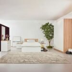 مرآة جدارية إيليت بتصميم عصري، إطار أسود، تعكس الضوء وتضفي لمسة جمالية على المساحة.