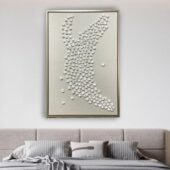 لوحة جبس بتصميم عصري بلون أبيض مع تفاصيل ثلاثية الأبعاد، إطار ذهبي أنيق.