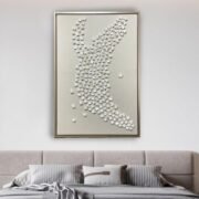لوحة جبس بتصميم عصري بلون أبيض مع تفاصيل ثلاثية الأبعاد، إطار ذهبي أنيق.