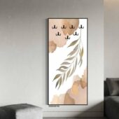 لوحة فنية جدارية بتصميم عصري، ألوان دافئة، تتضمن علاقات لتعليق العبايات.