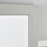 مرآة جدارية إيليت بإطار معدني فضي، تتميز بتصميم عصري وأنيق مناسب لأي ديكور.