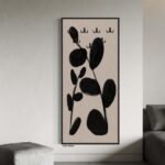 لوحة فنية جدارية حديثة بألوان سوداء مع علاقات لتعليق العبايات، مصنوعة من مواد عالية الجودة.