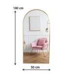 مرآة جدارية بتصميم قوس، إطار ذهبي، أبعاد 100x50 سم، تضيف لمسة أنيقة للديكور الداخلي.