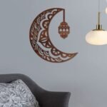 لوحة ديكور خشبية بتصميم هلال مميز مع فانوس، بلون بني دافئ ونقوش جميلة.