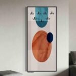 لوحة فنية جدارية حديثة بألوان دافئة، تحتوي على خطافات لتعليق العبايات.