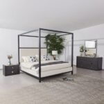 مرآة جدارية إيليت بتصميم عصري وإطار معدني، تعكس الإضاءة وتضفي لمسة أنيقة على الغرفة.