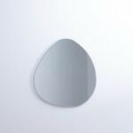 مرآة جدارية بتصميم عصري، شكل مثلث، لون فضي، مصنوعة من الزجاج اللامع.
