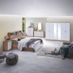 مرآة جدارية بإطار خشبي، تصميم عصري، تعكس الإضاءة وتضفي مساحة على الغرفة.