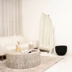 مرآة جدارية بتصميم عصري، لونها فضي مع حواف منحنية، تضيف لمسة أنيقة للديكور الداخلي.