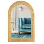 مرآة جدارية بتصميم قوس ذهبي، مع إطار من الخشب المنحوت، تضيف لمسة عصرية للديكور الداخلي.