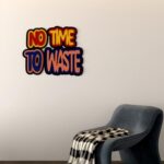 منحوتة ديكور أكرليك ملونة بتصميم "No Time to Waste" تناسب الجدران العصرية.