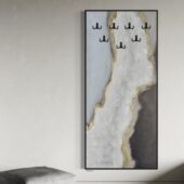 لوحة فنية جدارية بتصميم عصري، ألوان رمادية وذهبية، مزودة بخطافات لتعليق العبايات.