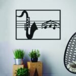 منحوتة أكريلك بتصميم موسيقي باللون الأسود تظهر آلات موسيقية ونوتات على جدار أنيق.