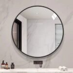 مرآة جدارية دائرية بإطار أسود، تصميم أنيق يناسب الديكورات الحديثة.