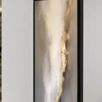 دولاب عبايات بتصميم عصري، لون رمادي مع لمسات ذهبية، مصنوع من مواد عالية الجودة.