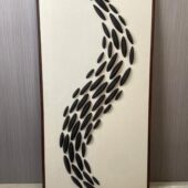 لوحة فنية جدارية بتصميم انسيابي ثلاثي الأبعاد، لونها بيج مع تفاصيل سوداء بارزة من مادة خفيفة.
