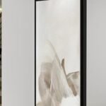 دولاب للعبايات بتصميم أنيق، إطار أسود، وخلفية بألوان دافئة وناعمة.