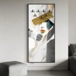 لوحة فنية جدارية حديثة بألوان دافئة، تتضمن رسومات تجريدية لوجه أنثوي مع لمسات ذهبية.