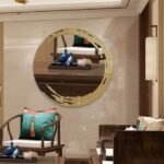 مرآة جدارية دائرية بتصميم عصري وإطار ذهبي، تضيف لمسة أنيقة للديكور الداخلي.