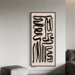 لوحة فنية جدارية بتصميم عصري بألوان بيج وأسود، تتميز بخطوط منحنية وأشكال فنية مبتكرة.