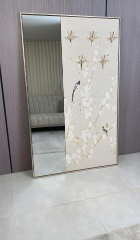 لوحة فنية مع مرايا وعلاقات