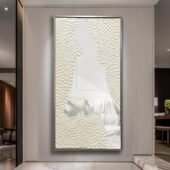 مرآة مؤطرة بزخارف جبسية بيضاء، تصميم أنيق يناسب الديكور العصري.