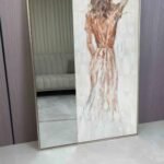 لوحة فنية تجمع بين المرايا وعلاقات، تتميز بتصميم أنيق ولون دافئ مع رسم امرأة.