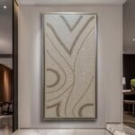 لوحة جبس بتصميم عصري، بألوان محايدة ونمط منحنٍ، تضفي لمسة فنية على المساحات الداخلية.