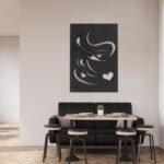 لوحة أكريلك سوداء بنقشة قهوة مع تصميم فني عصري وأشكال قلوب، تضفي لمسة أنيقة على المكان.