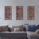 لوحات ديكور خشبية بألوان دافئة وتصميم فني يعكس عبارات دينية مميزة.