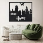 لوحة أكريلك بنقشة هاري بوتر باللون الأسود مع كلمة "Home" بتصميم أنيق ومميز.