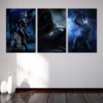ثلاث لوحات قماشية ملونة بتصميمات مستوحاة من فيلم "The Batman"، تعرض شخصيات باتمان وكات وومان.