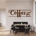 لوحة خشبية مودرن بلون بني تحمل نقش "Coffee" مع رسمة فنجان قهوة، تضيف لمسة أنيقة للمساحات الداخلية.