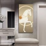 لوحة جدارية كانفس بتصميم خيل أبيض على خلفية بيج مع دوائر ذهبية، تضيف لمسة فنية أنيقة للديكور.