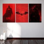 ثلاث لوحات قماشية حمراء بتصميم مستوحى من فيلم "The Batman"، تعرض شخصية باتمان ورمزه.