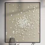 لوحة جبس بتصميم بتلات بيضاء بارزة على خلفية رمادية، تضفي لمسة فنية عصرية على المساحات.