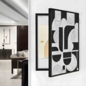 لوحة كانفس بتصميم هندسي باللونين الأسود والأبيض، إطار أنيق يضيف لمسة عصرية.