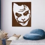 لوحة ديكور خشبية مودرن بنقشة الجوكر، مصنوعة من الخشب بلون بني مع تصميم فني بارز.
