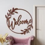 لوحة ديكور خشبية بلون بني بتصميم عبارة "Welcome" مع تفاصيل نباتية أنيقة.