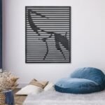 لوحة أكريلك بتصميم عصري بلون أسود مع نقشة فتاة فرنسية على خلفية مخططة.
