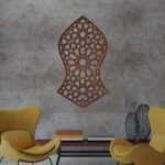 لوحة ديكور خشبية مزخرفة بلون بني، بتصميم هندسي معقد تزين الجدران الداخلية.