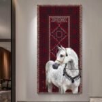 لوحة جدارية من قماش الكنفاس بتصميم خيل أبيض مزين بتفاصيل تقليدية على خلفية حمراء مزخرفة.
