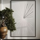 لوحة جبس بتصميم مميز، مزينة بنمط أشعة متباينة بالأبيض والأسود، إطار أنيق يضيف لمسة عصرية.