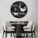 لوحة أكريلك دائرية باللون الأسود تحمل نقشة قهوة مع عبارة "love cafe"، تضيف لمسة عصرية للمكان.